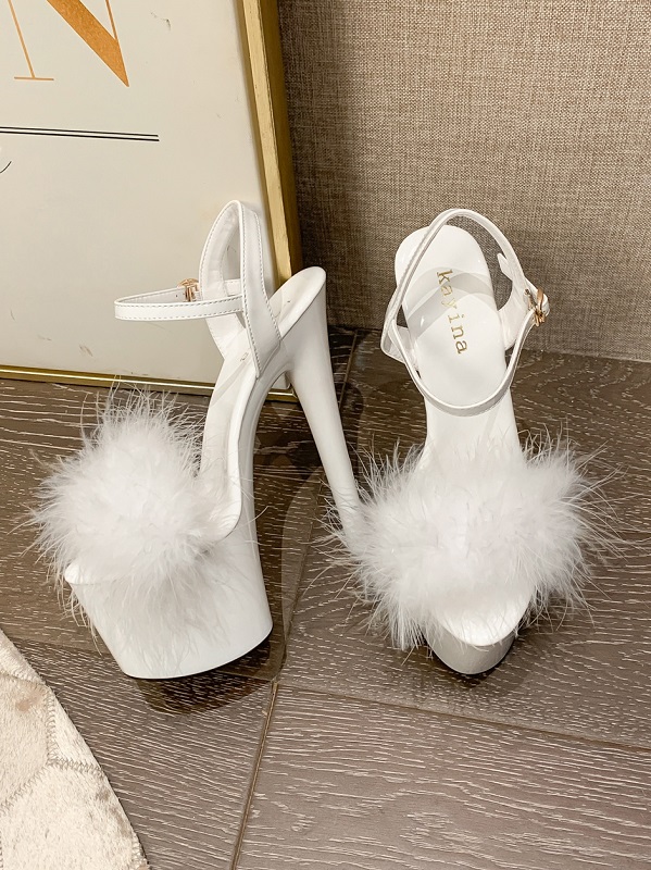 Pointed toe sandals with heel and champagne colored fur | Made in Italy