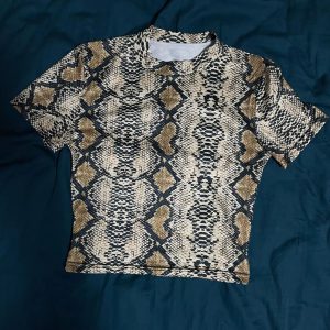 Casual High Collar Snake Print Medium Stretch Crop Top1_11zon