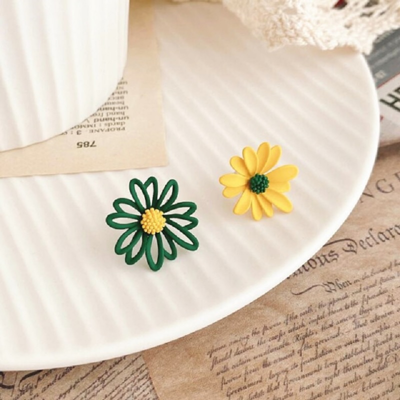 Cute Small Daisy Flower Stud Earrings - Image 3