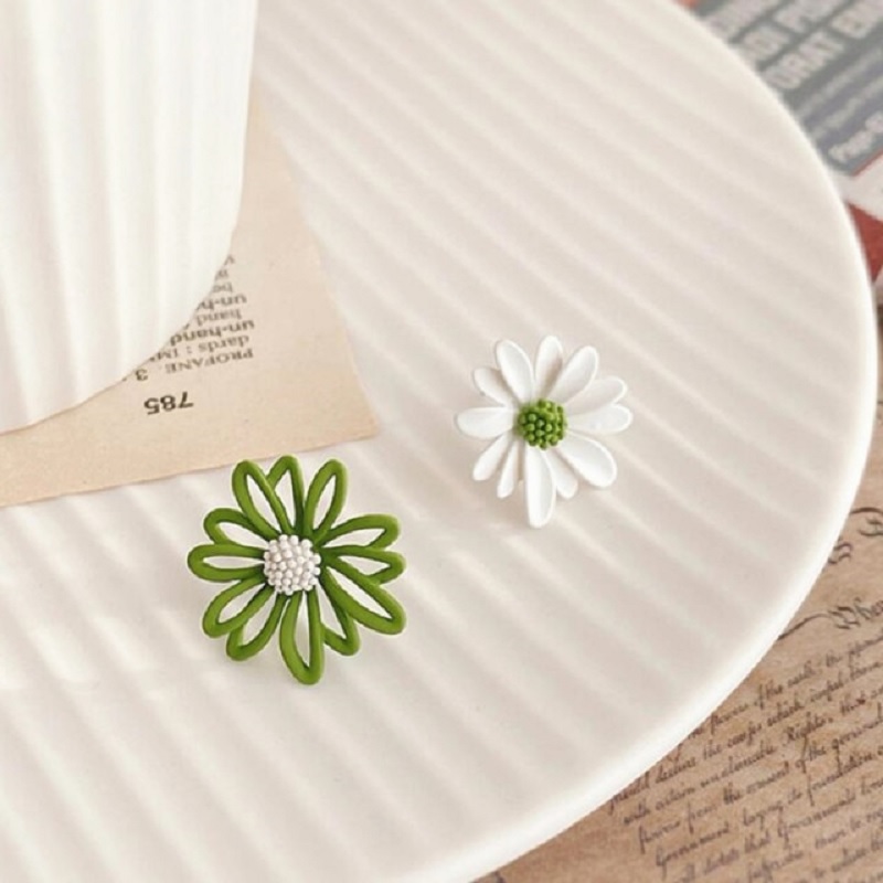 Cute Small Daisy Flower Stud Earrings - Image 4