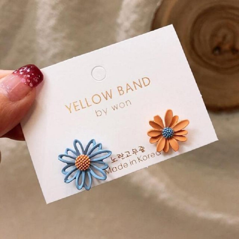 Cute Small Daisy Flower Stud Earrings - Image 5