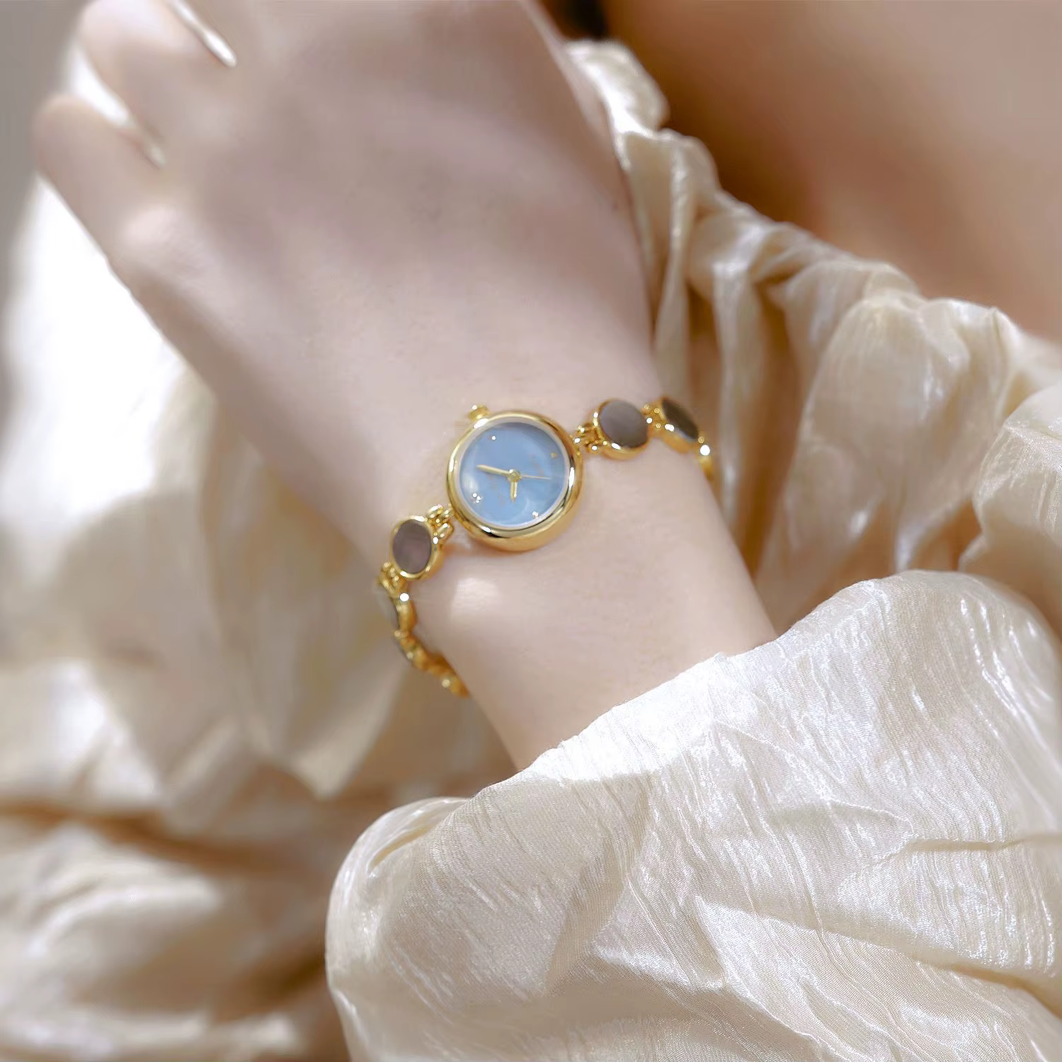 Luxury Elegant Natural Extreme Light Color Shell High-end Watch