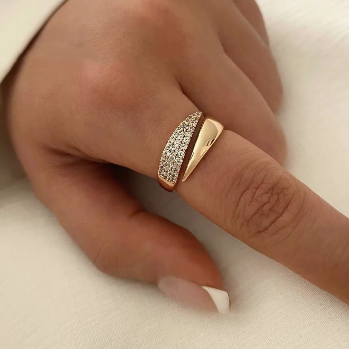 Trendy Stainless Steel 18 K Gold Plated Sun Natural Stone Inlaid in Hollow Metal Texture Ring