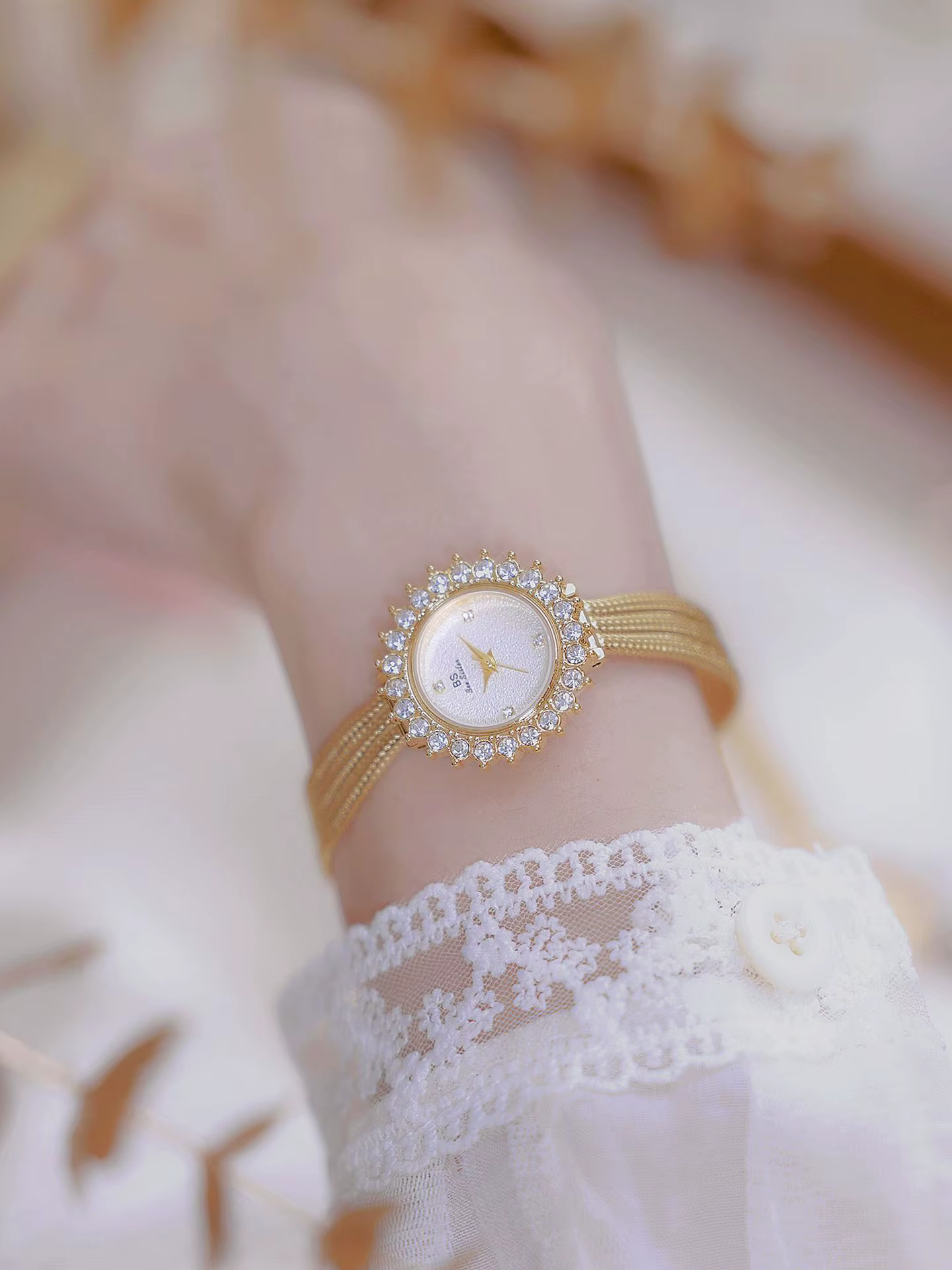 Elegant Retro Flower Water Diamond Dial Wheat Ear Strap Watch