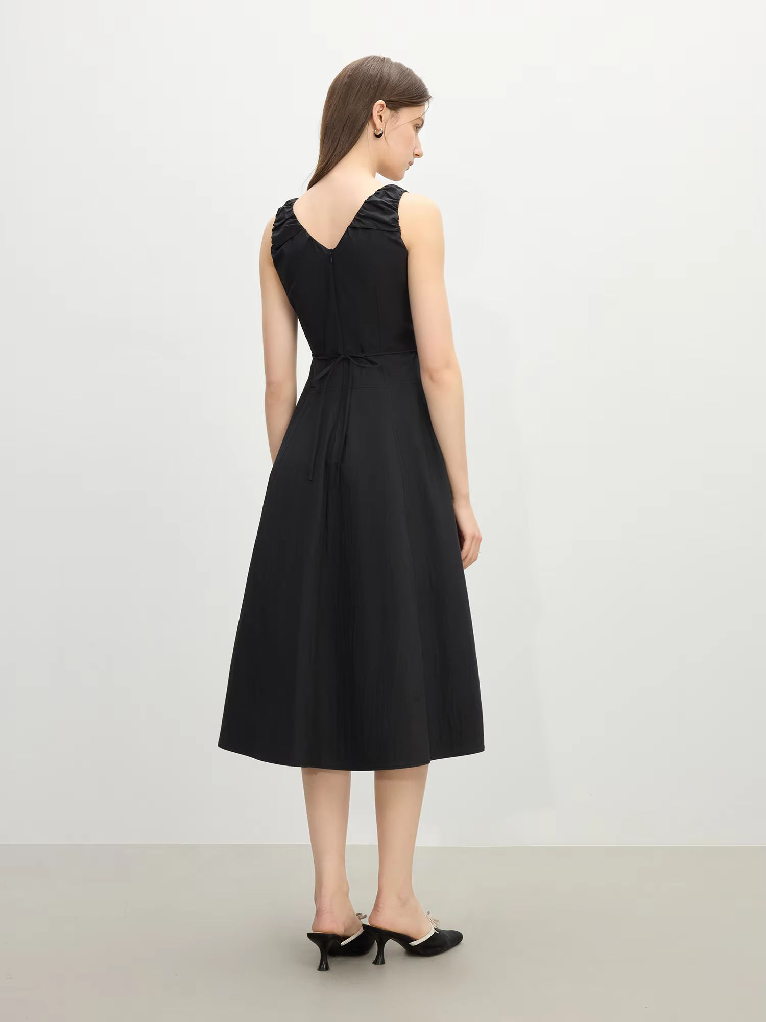 Casual V-Neck Two-Tone Gathered Straps Sleeveless A-Line Midi Dress - Image 8