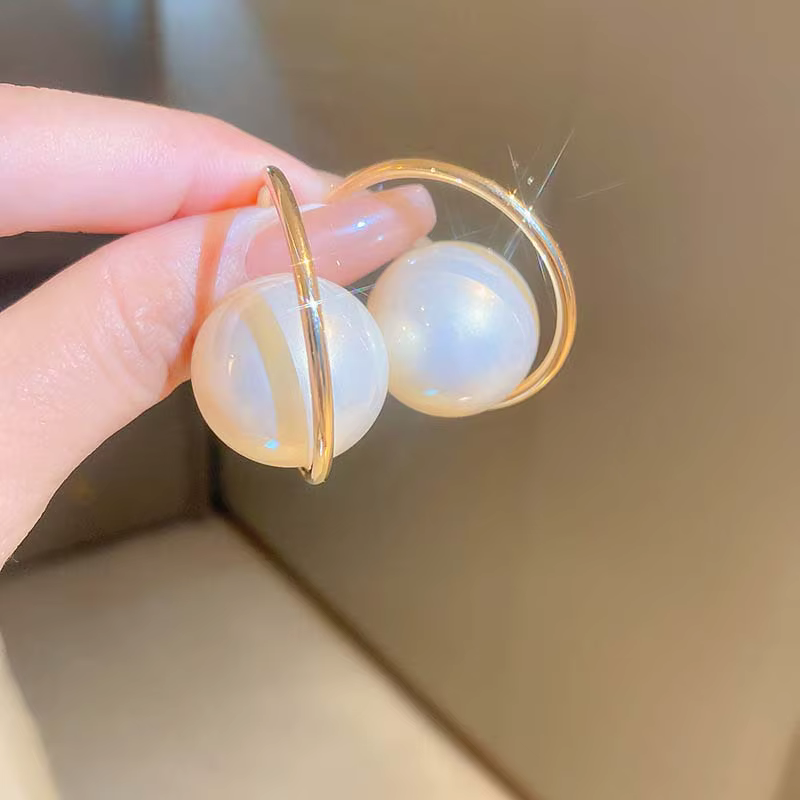 Large Round Imitation Pearl Exaggerated C-Shaped Personality Earrings - Image 3