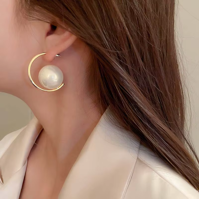 Large Round Imitation Pearl Exaggerated C-Shaped Personality Earrings - Image 2
