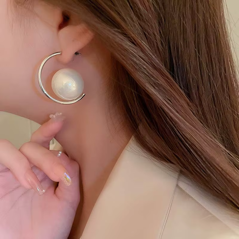 Large Round Imitation Pearl Exaggerated C-Shaped Personality Earrings - Image 4