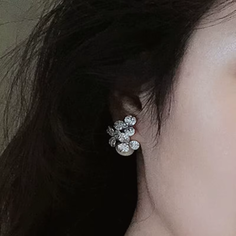 Luxuriant Flowers with Imitation Pearl Exquisite Earrings