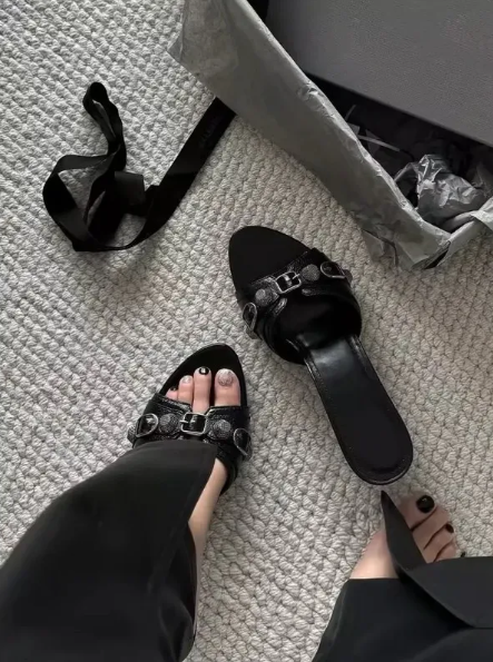 Elegant Studded Spice Metal Decoration Punk Slippers - Image 3