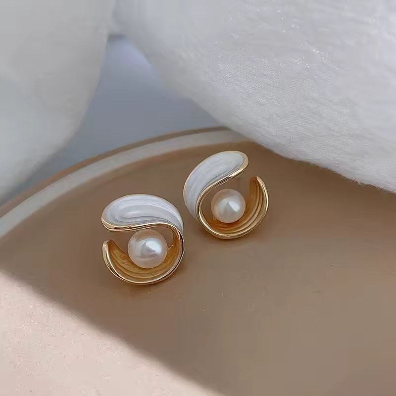 Metal Zinc Alloy Sparkling Crystal Geometric Round Earrings