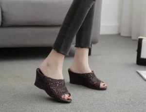 Elegant Non-slip Plastic Fashion Outdoor Wear Thick Soles Wedge Sandals