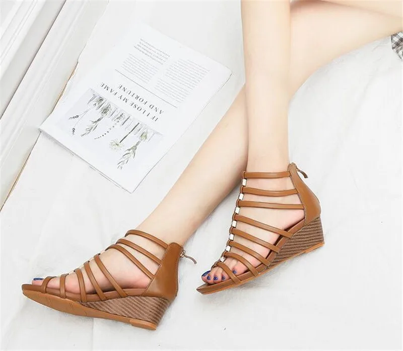 Casual Outdoor Beach Style Comfortable Round Toe Flat Sandal - Image 2