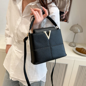Casual Light Contrast Color High-end Bucket Simple Stitching Commuter Shoulder Messenger Handbag