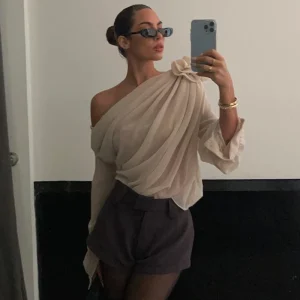 Casual Off Shoulder O-neck Flower Applique Crop Tops