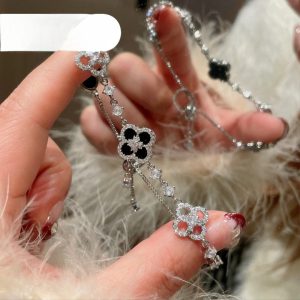 Hollowed Out Design Inlaid with Micro Zirconia Pearl Clover Lucky Bracelet