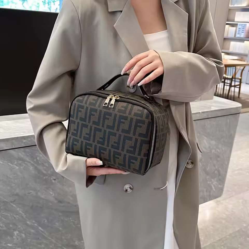 Large Capacity PU Waterproof Toiletry Portable Travel Premium Lipstick Cosmetics Storage Bag